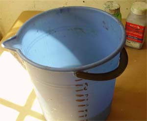 Make your own orgonite : Use bucket with measurements