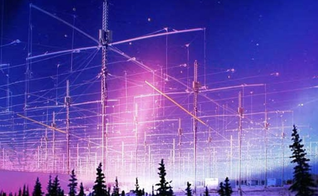 Grande installation d'antennes avec de nombreuses tours et structures filaires sur ciel violet-rose avec conifères