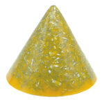 Cône orgonite jaune translucide avec copeaux de métal incorporés, photographié sur fond blanc