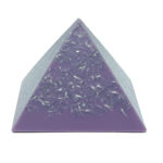 Pyramide orgonite violette avec extérieur en résine claire contenant des copeaux métalliques éparpillés, vue de face