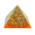 Pyramide orgonite triangulaire transparente avec flocons métalliques dorés à l'intérieur et base orange, vue de face