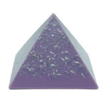 Violette orgonite-Pyramide mit eingebetteten klaren Kristallsplittern, von vorne gegen weißen Hintergrund