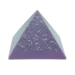 Pyramide orgonite dégradé violet avec copeaux de métal incorporés, photographiée sur fond blanc