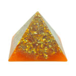 Pyramide orgonite transparente avec paillettes métalliques dorées à l'intérieur, dégradé orange à la base, fond blanc