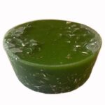Disco orgonite verde redondo con virutas metálicas y partículas incrustadas visibles en la superficie de resina translúcida