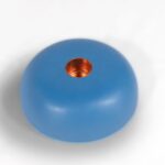 Blaue kugelförmige orgonite Kerzenhalter mit kupferfarbenem Metalleinsatz, von oben auf weißem Hintergrund betrachtet