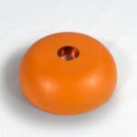 Orange kuppelförmiger orgonite Kerzenhalter mit kupferverkleideter runder Öffnung in der Mitte, von oben auf weißem Hintergrund
