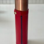 Baguette orgonite cylindrique avec sommet métallique cuivré et étui cuir rouge avec bande noire et fermeture laiton
