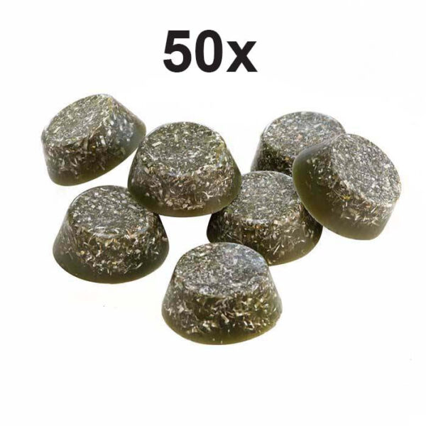 Sept pièces d'orgonite vert foncé en forme de dôme avec des paillettes métalliques sur fond blanc, marquées 50x