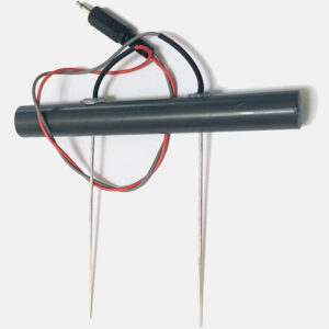 Graues zylindrisches Rohr mit roten und schwarzen Kabeln, Audiostecker und zwei silbernen Metallsonden nach unten
