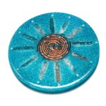 Runde blaue orgonite-Scheibe mit Kupferspirale in der Mitte und klaren Kristallspitzen in Strahlenmuster