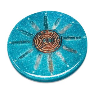 Runde blaue orgonite-Scheibe mit Kupferspirale in der Mitte und klaren Kristallspitzen in Strahlenmuster