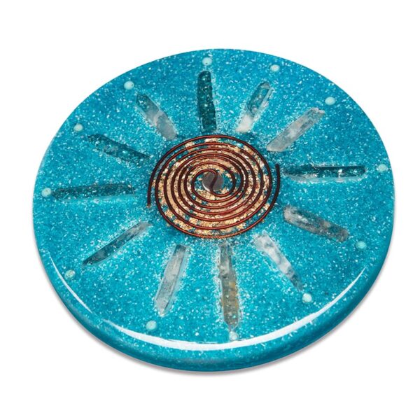 Runde blaue orgonite-Scheibe mit Kupferspirale in der Mitte und klaren Kristallspitzen in Strahlenmuster