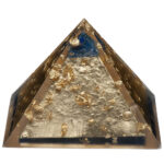 Pirámide orgonite triangular con láminas de oro, cristal lapis lazuli azul arriba, resina clara exterior, fondo blanco