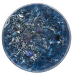 towerbuster orgonite rond bleu avec pierres de lapis-lazuli et copeaux métalliques dans résine translucide, vu du dessus