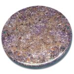 Disque d'orgonite violet circulaire avec cristaux incrustés, copeaux métalliques et fragments de pierres colorés