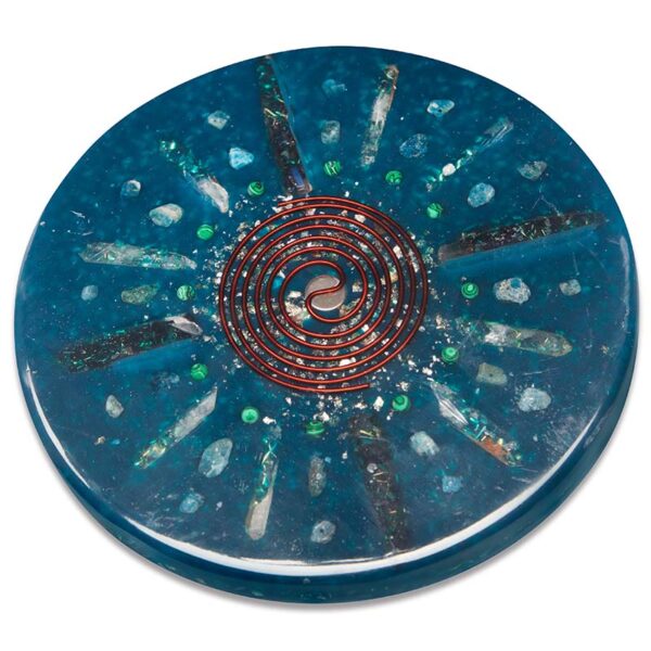 Disque orgonite bleu foncé rond avec spirale cuivre rouge au centre, cristaux incrustés, copeaux métalliques et perles vertes