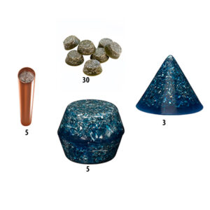 Vier blaue kegel- und zylinderförmige orgonite-Stücke und sechs kleine runde orgonite-Stücke auf weißem Hintergrund mit Zahlen