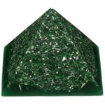 Pyramide orgonite verte avec côtés transparents montrant copeaux métalliques internes et pièces métalliques courbées
