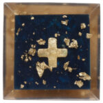 Pirámide orgonite cuadrada con marco de resina clara, centro azul oscuro con cruz dorada y hojas de oro dispersas