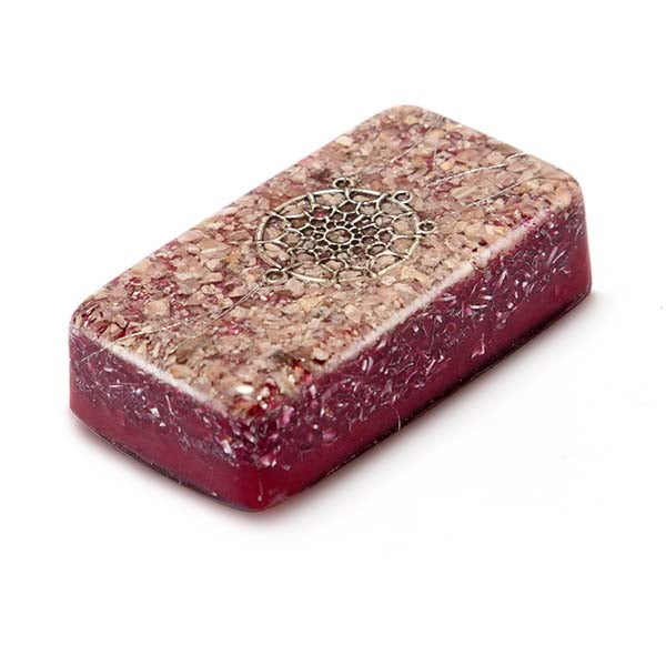 Rechteckiger burgundfarbener und beiger gesprenkelte orgonite-Ziegel mit metallischem Traumfänger-Anhänger oben