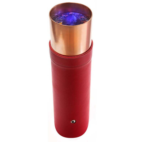 Appareil cylindrique rouge avec section supérieure couleur cuivre contenant matériau cristallin bleu, vu en angle