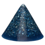 orgonite bleu en forme de cône avec copeaux métalliques et cristaux intégrés, photographié sur fond blanc
