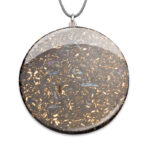 Grand pendentif orgonite circulaire avec cordon gris, contenant paillettes métalliques et cristaux dans résine translucide sertie argent
