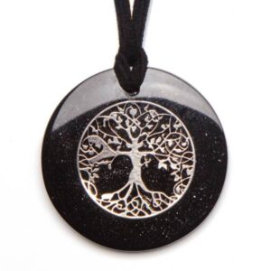 Colgante circular negro con superficie brillante y diseño de árbol de la vida, colgando de cordón negro sobre fondo blanco